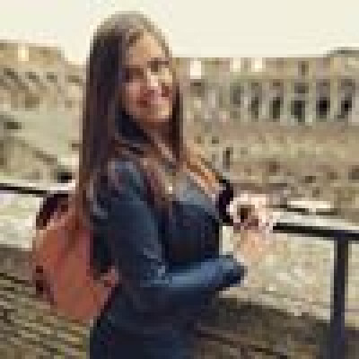 Lucia  zoekt een Kamer / Appartement / Studio in Gent