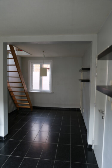 zitplaats met trap naar slaping op verdiep