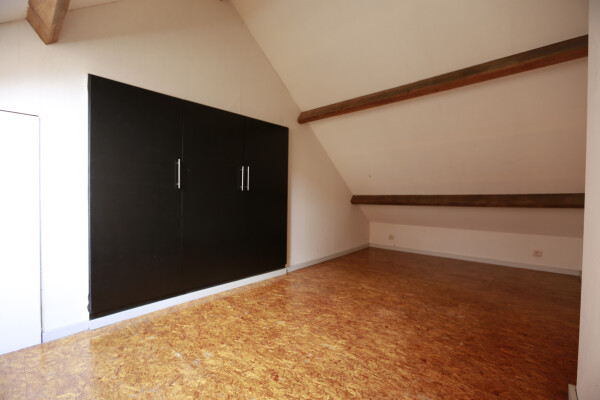 slaping op eerste verdiep met veluxraam en ingebouwde kast